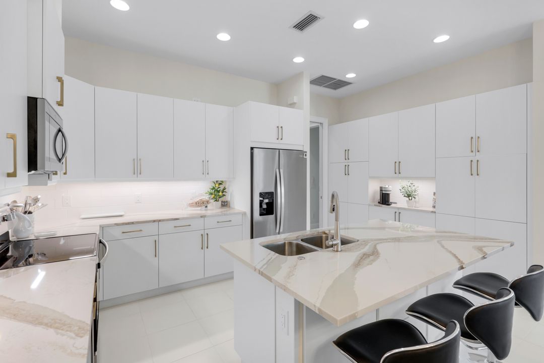 8852 Yucatan Ct, Naples, FL 34112