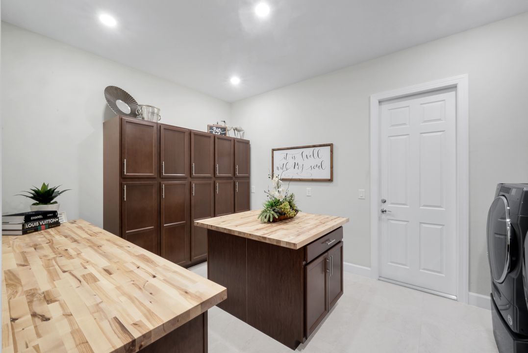 9577 Everglades Dr, Naples, FL 34120