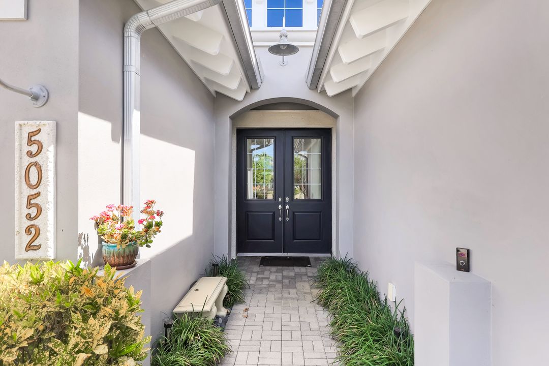 5052 Martinique Dr, Naples, FL 34113