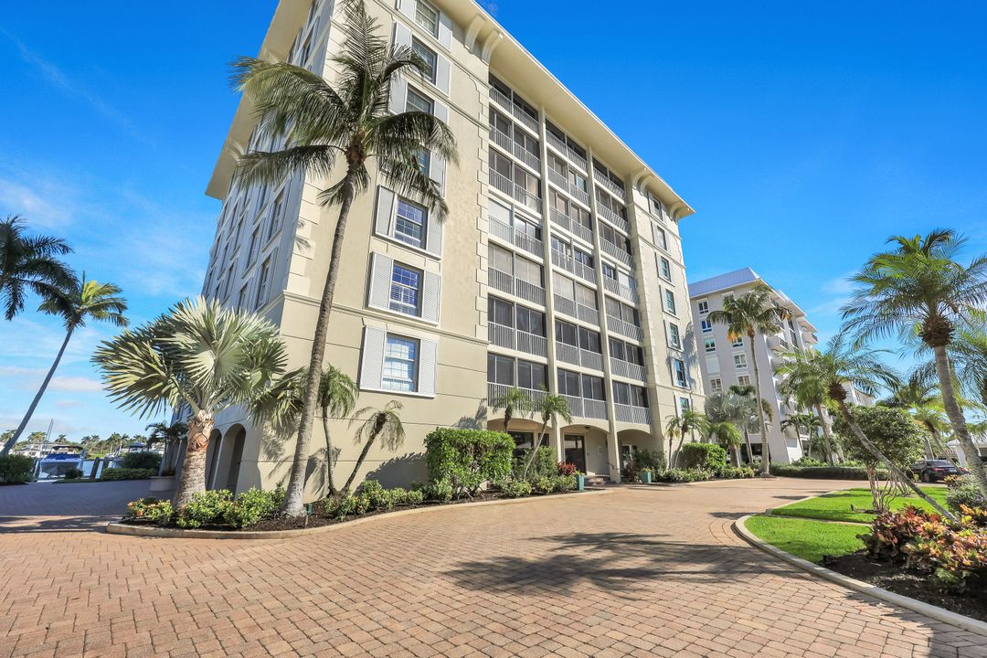 2750 Gulf Shore Blvd N #402, Naples, FL 34103