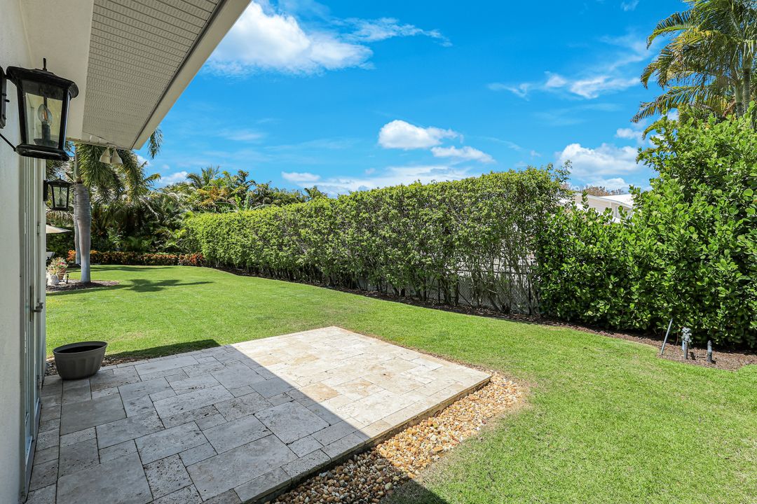 641 Pine Ct, Naples, FL 34102