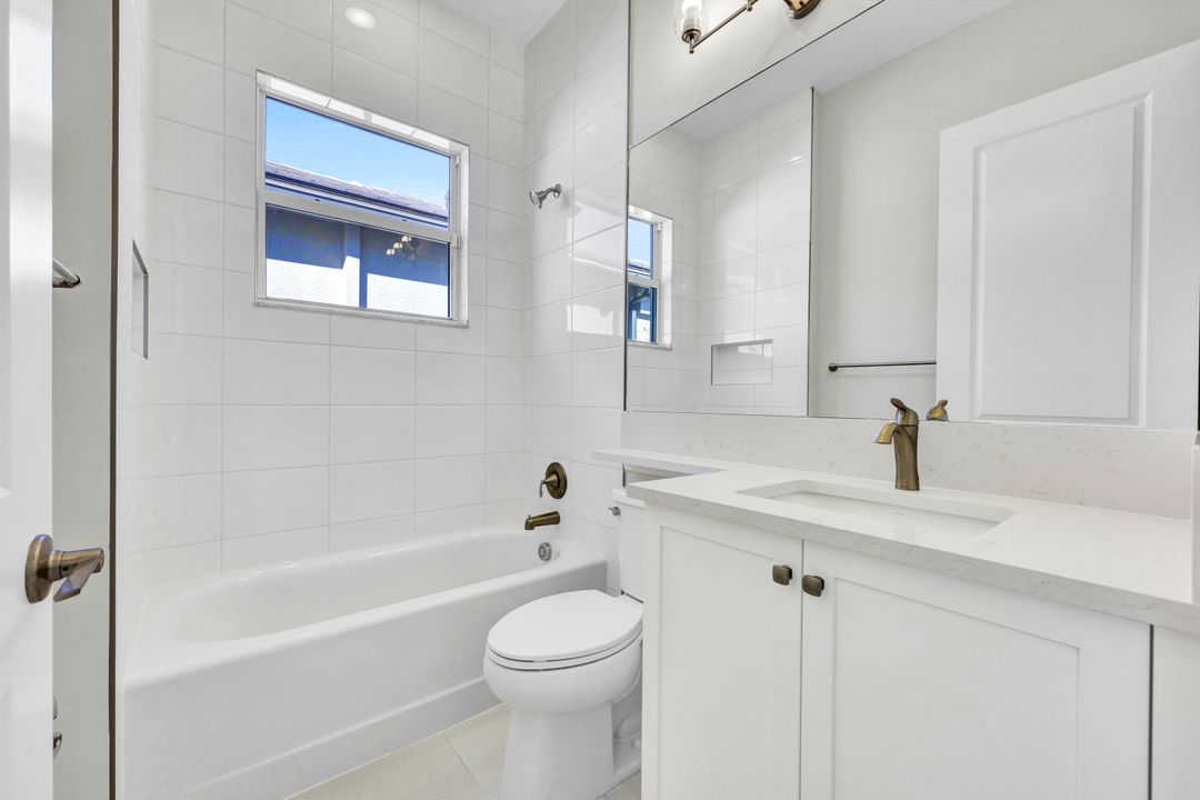 2581 Kingfisher Dr, Naples, FL 34112