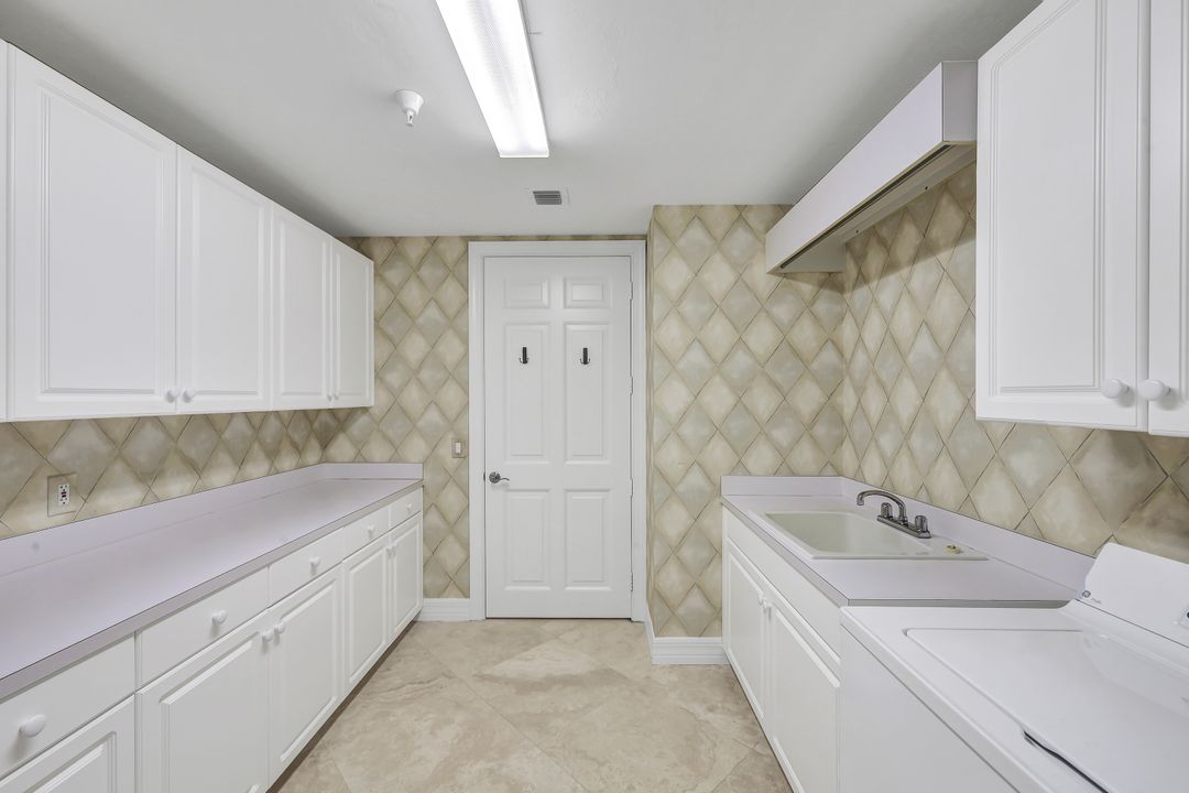 295 Grande Way #1406, Naples, FL 34110