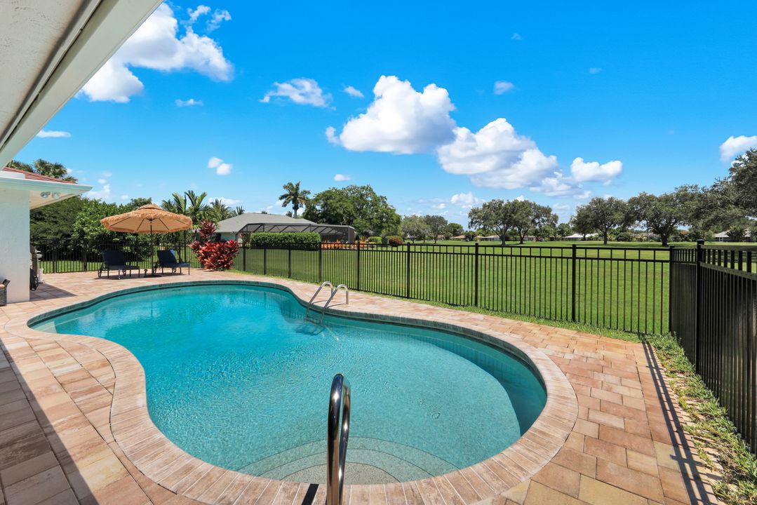193 Heather Grove Ln, Naples, FL 34113