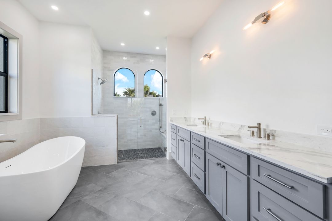 860 Palmetto Pointe Cir, Cape Coral, FL 33991