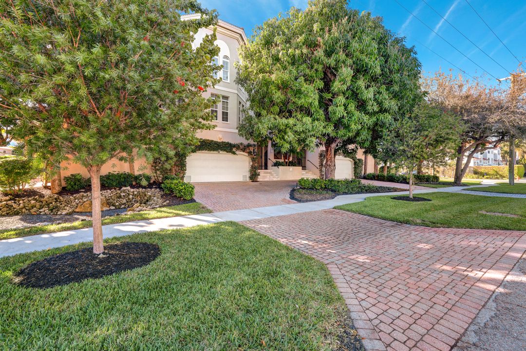 1006 5th St S, Naples, FL 34102