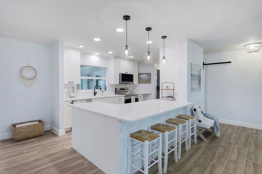 401 Lagoon Ave, Naples, FL 34108