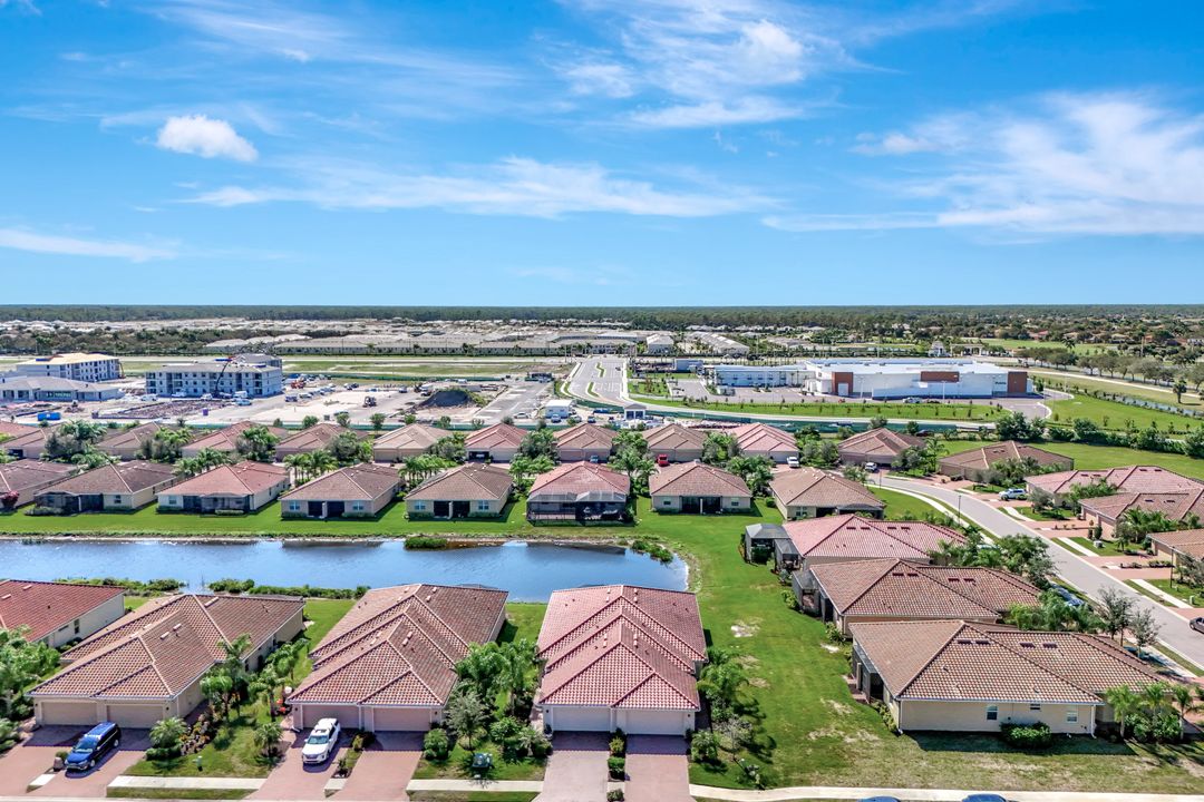 2074 Tamarron Ln, Naples, FL 34120