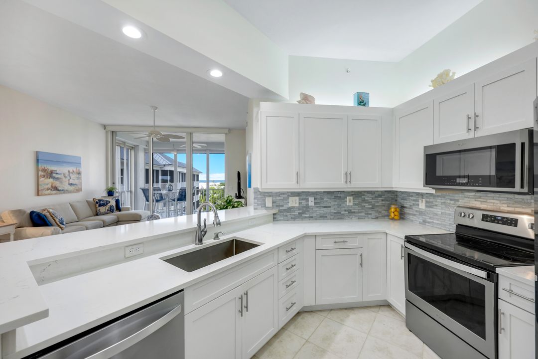 460 Launch Cir #PH06, Naples, FL 34108