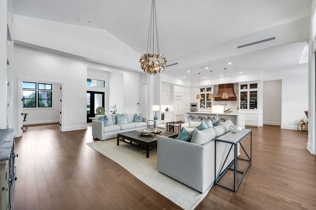 3200 Crayton Rd, Naples, FL 34103