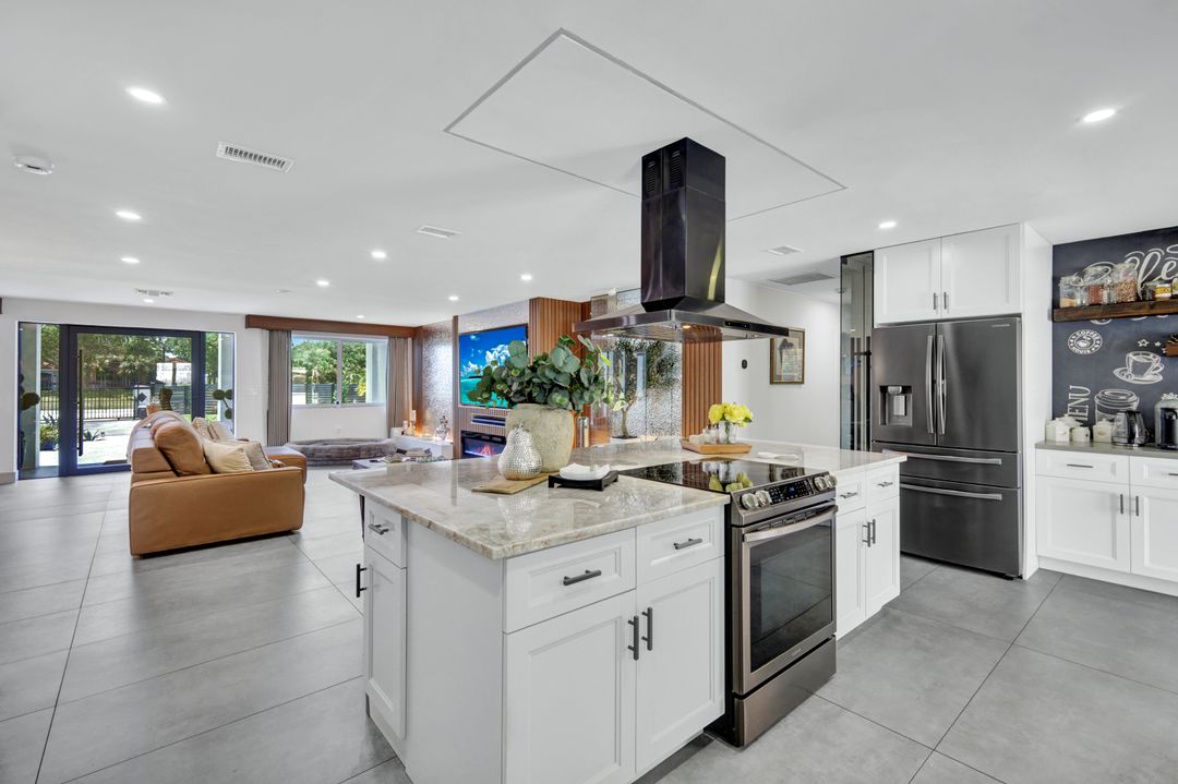 121 20th Ave NE, Naples, FL 34120