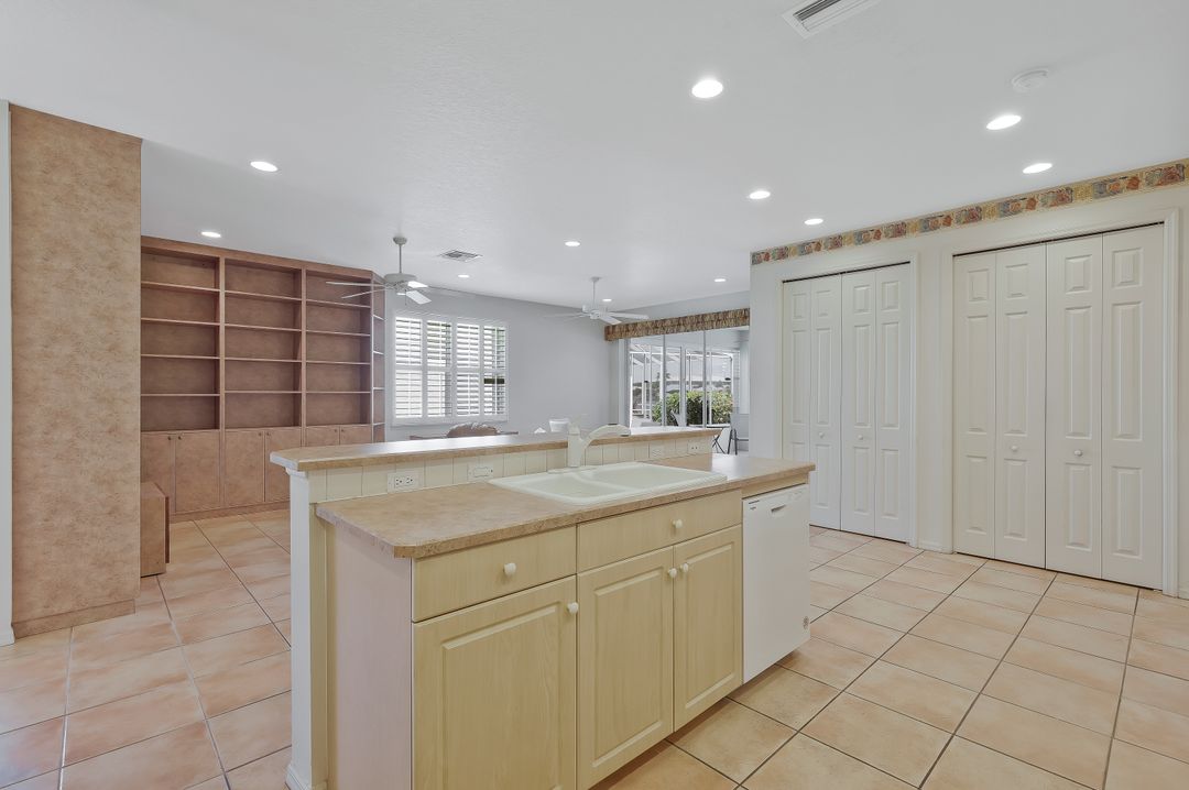 1726 Emerald Cove Cir, Cape Coral, FL 33991
