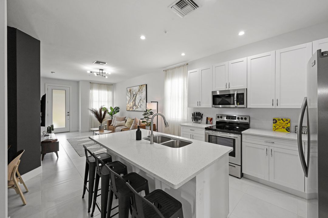 3040 Thomasson Dr, Naples, FL 34112