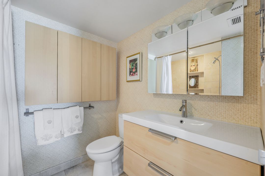1977 Gulf Shore Blvd N #303, Naples, FL 34102