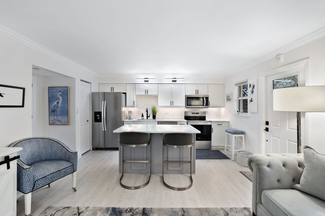 960 7th St S #105, Naples, FL 34102