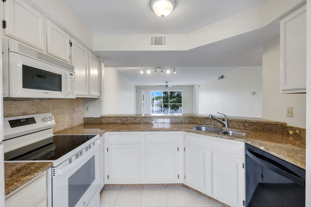 9850 Victoria Ln #205, Naples, FL 34109