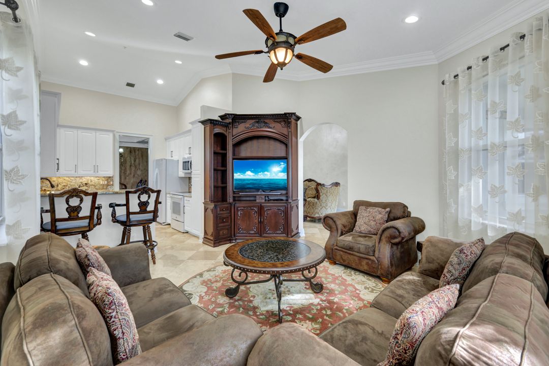 1345 Mariposa Cir #204, Naples, FL 34105