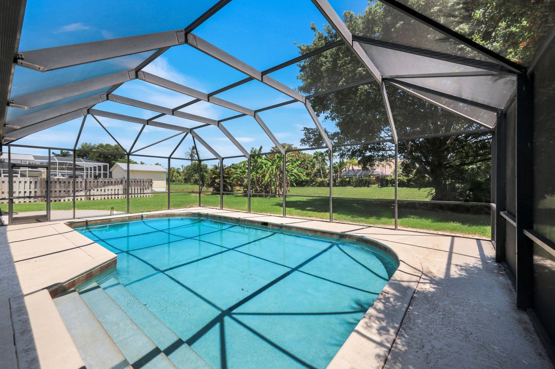 675 Pompano Dr, Naples, FL 34110