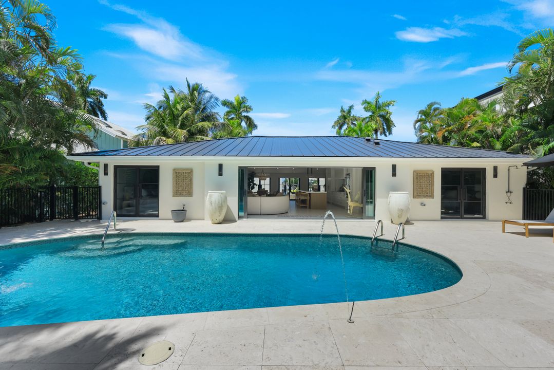 1095 Sandpiper St, Naples, FL 34102