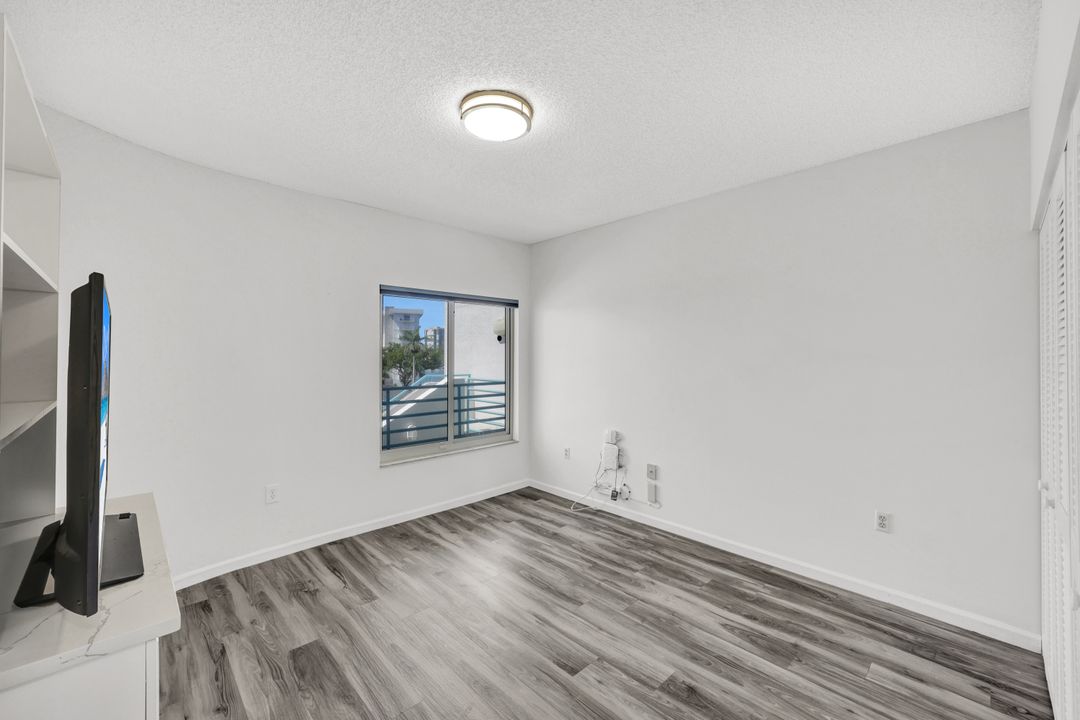 255 Park Shore Dr #341, Naples, FL 34103