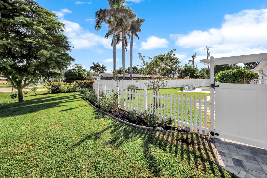 1086 N Town and River Dr, Fort Myers, FL 33919