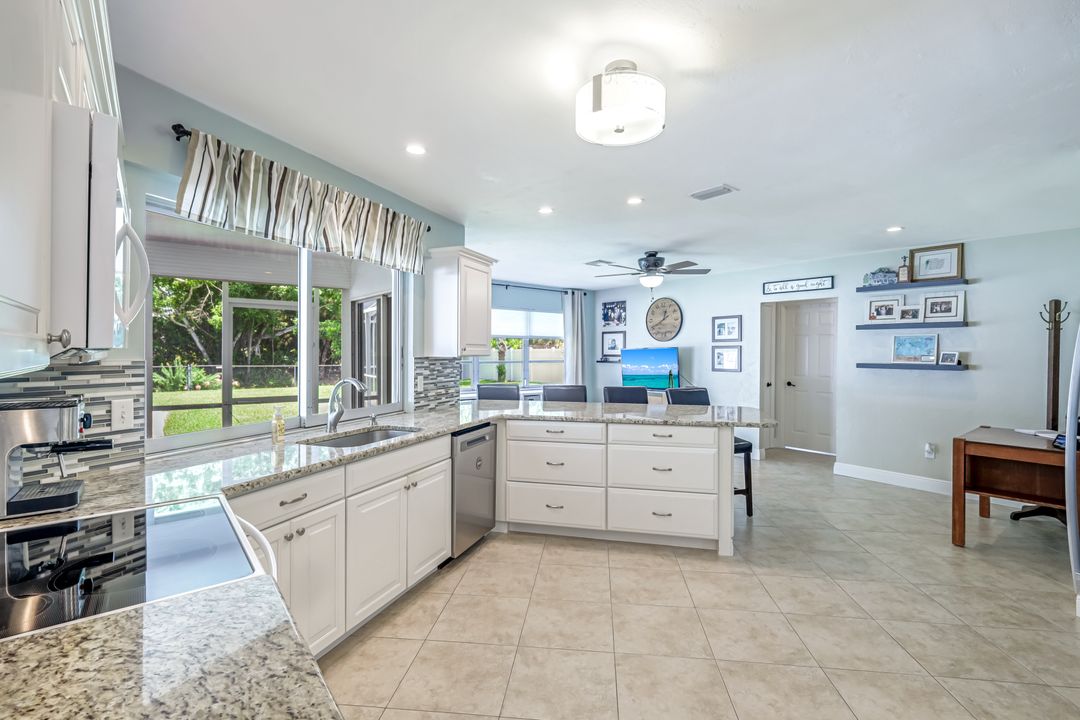 539 Cypress Way E, Naples, FL 34110