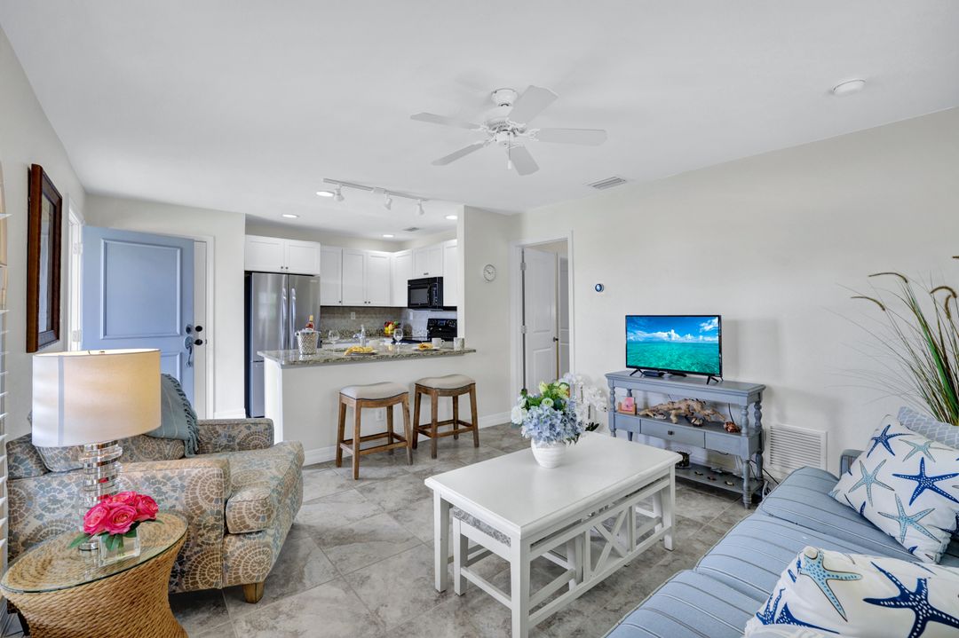 655 8th Ave S #6, Naples, FL 34102