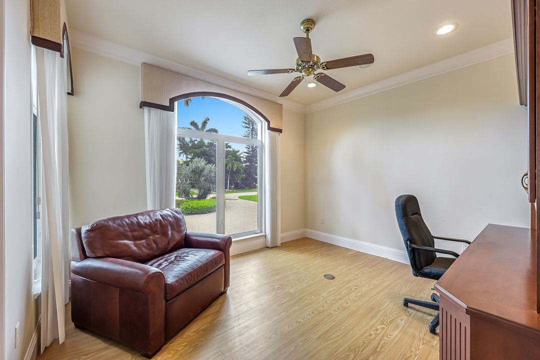 258 9th Ave S, Naples, FL 34102