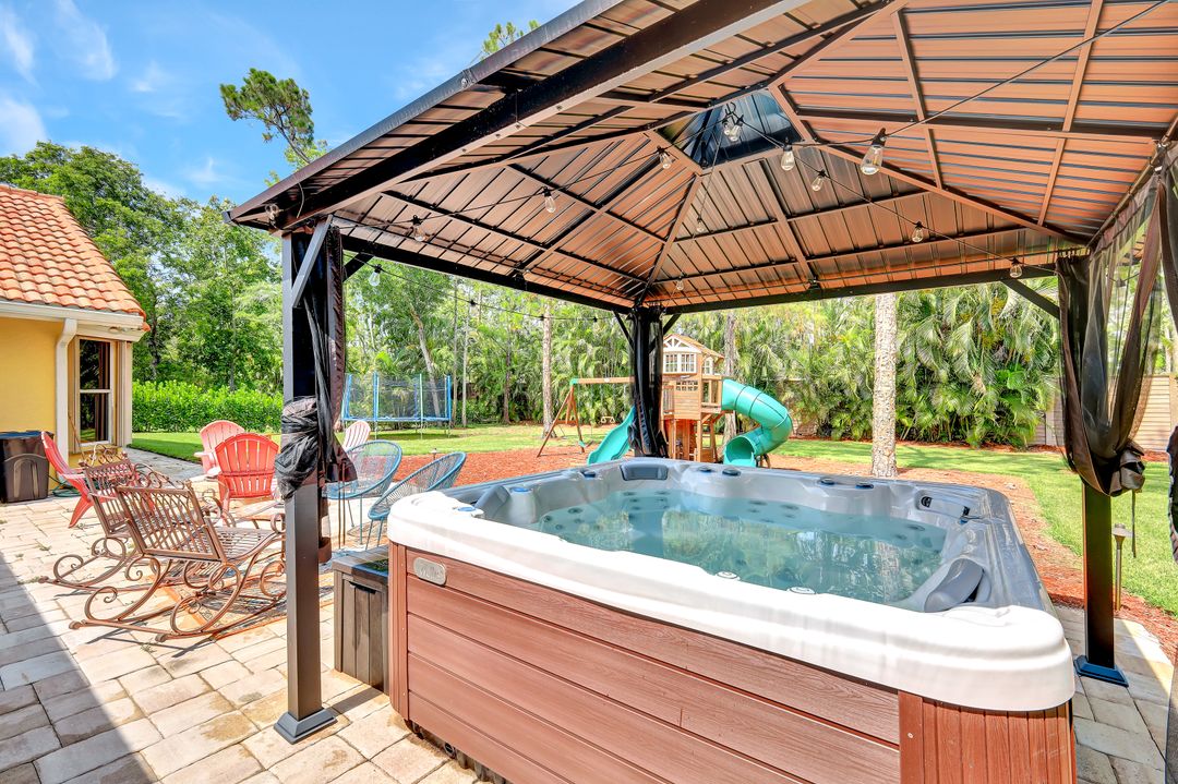 350 Henley Dr, Naples, FL 34104