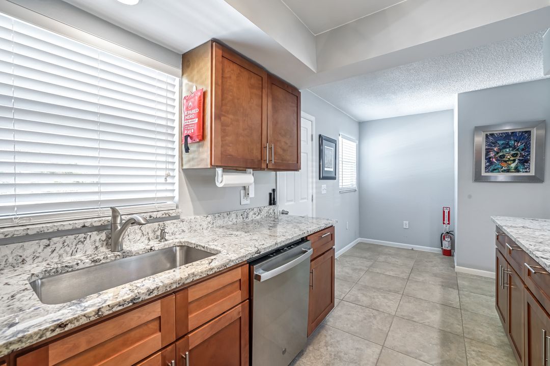 10095 7th St N #3, Naples, FL 34108