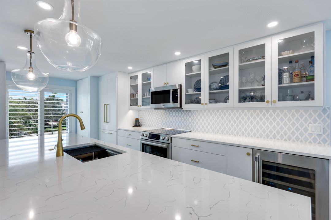 305 Park Shore Dr, Naples, FL 34103