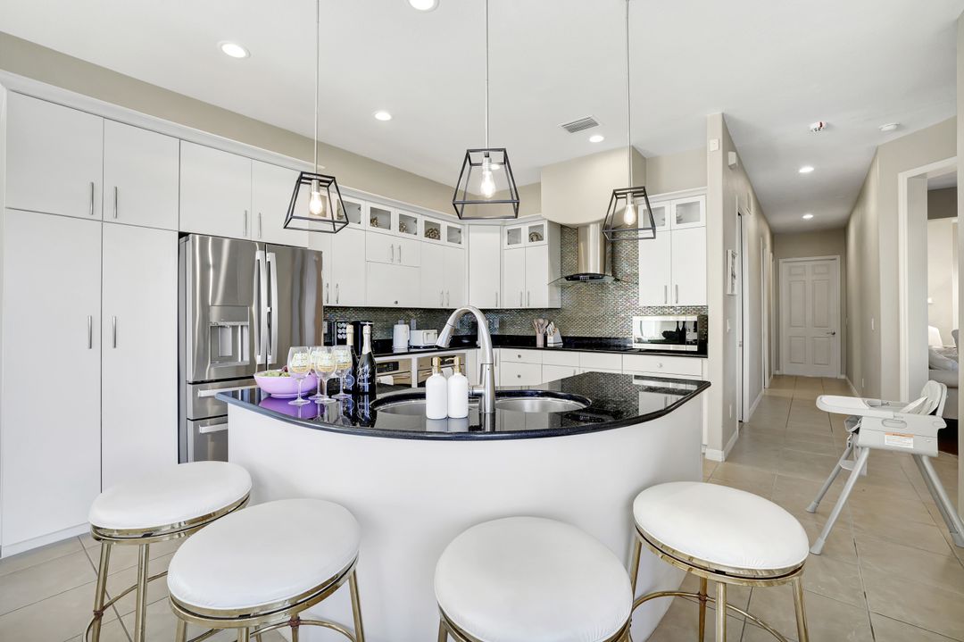 531 105th Ave N, Naples, FL 34108