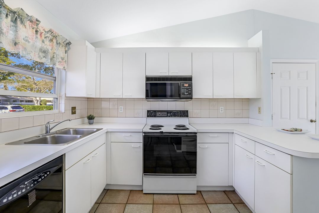 337 Emerald Bay Cir #U1, Naples, FL 34110