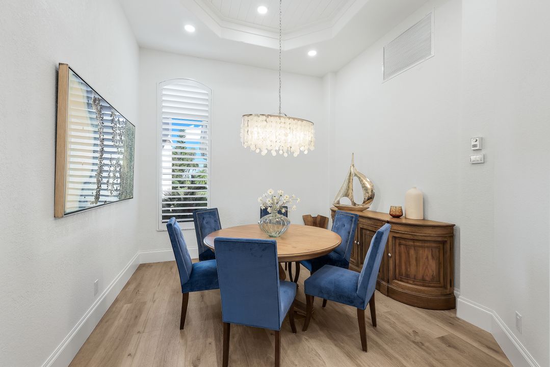 5092 Cerromar Dr, Naples, FL 34112