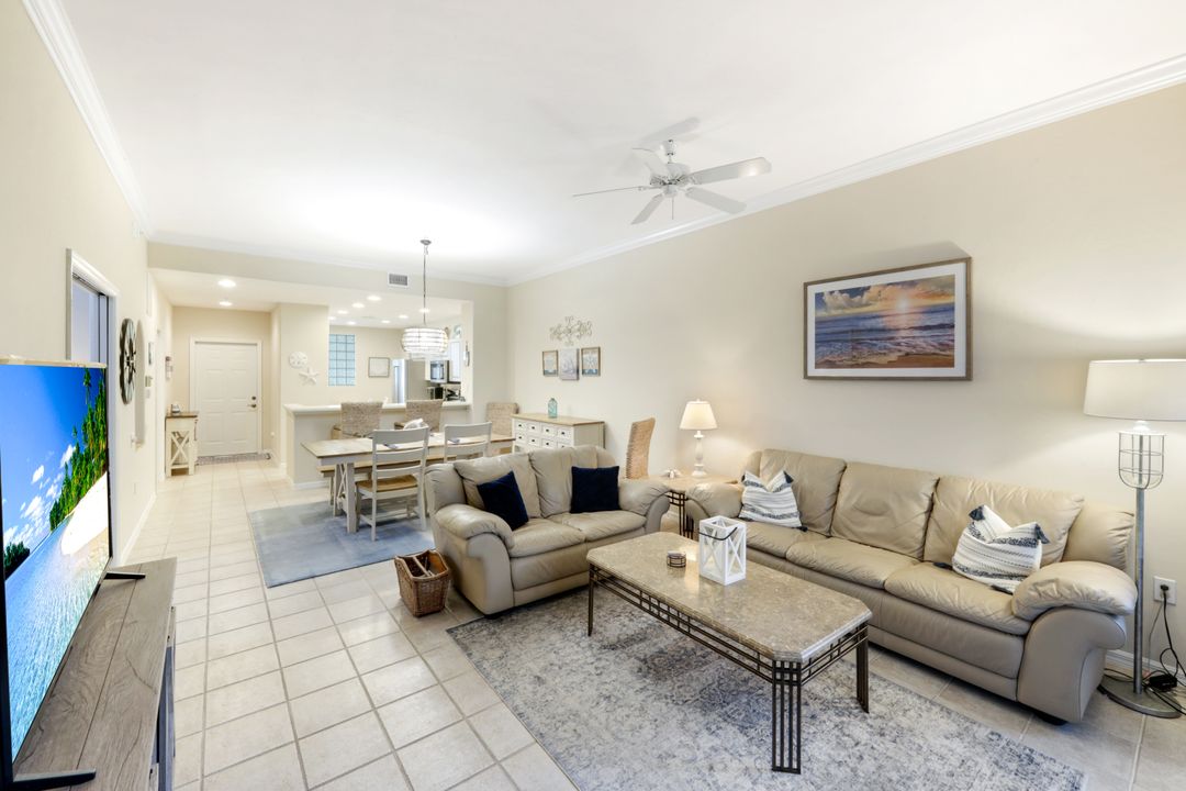 8267 Parkstone Pl #302, Naples, FL 34120