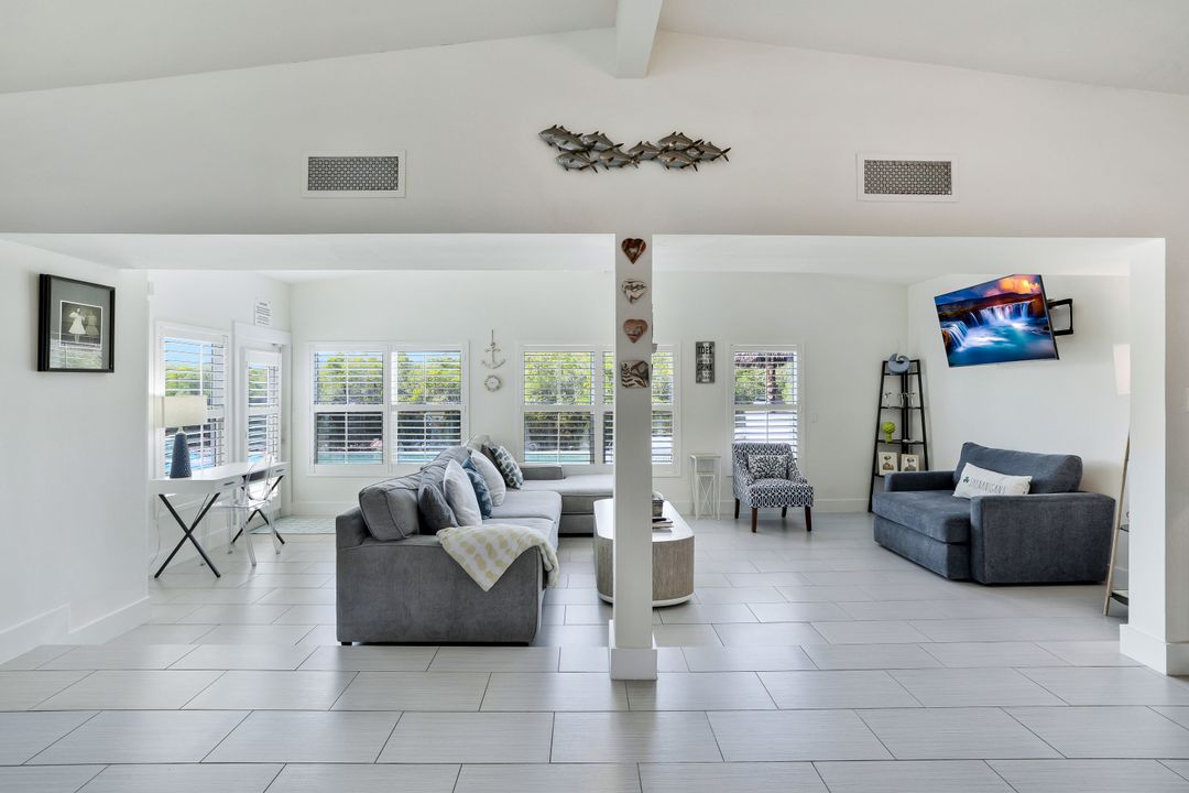 1712 Harbor Ln, Naples, FL 34104