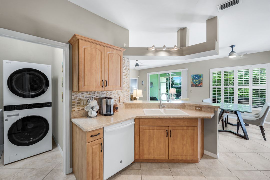 200 Stanhope Cir, Naples, FL 34104