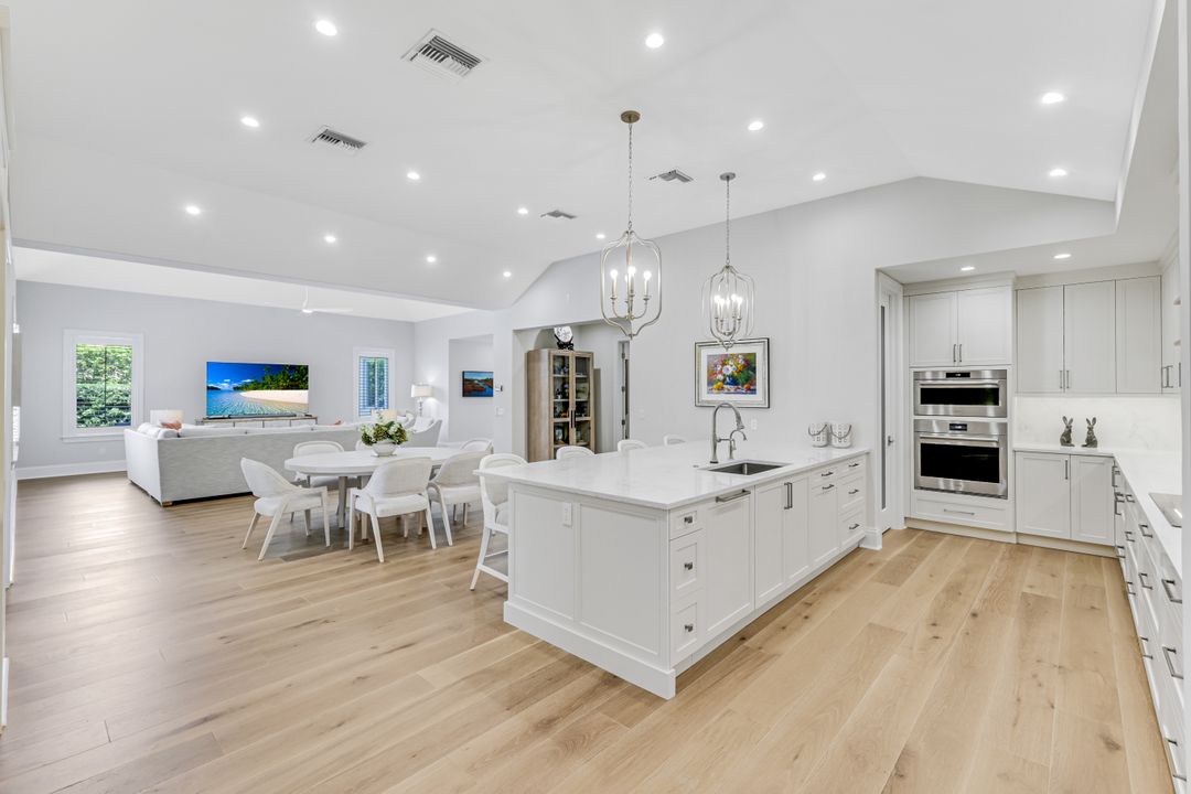 641 Pine Ct, Naples, FL 34102