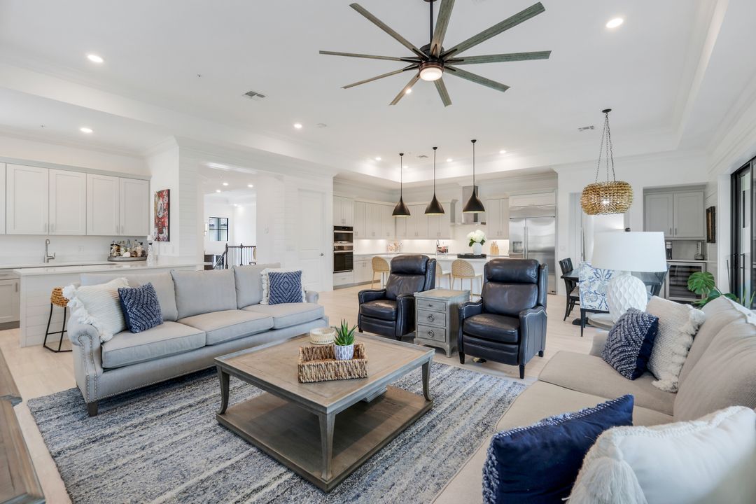 2472 Breakwater Wy #11-202, Naples, FL 34112