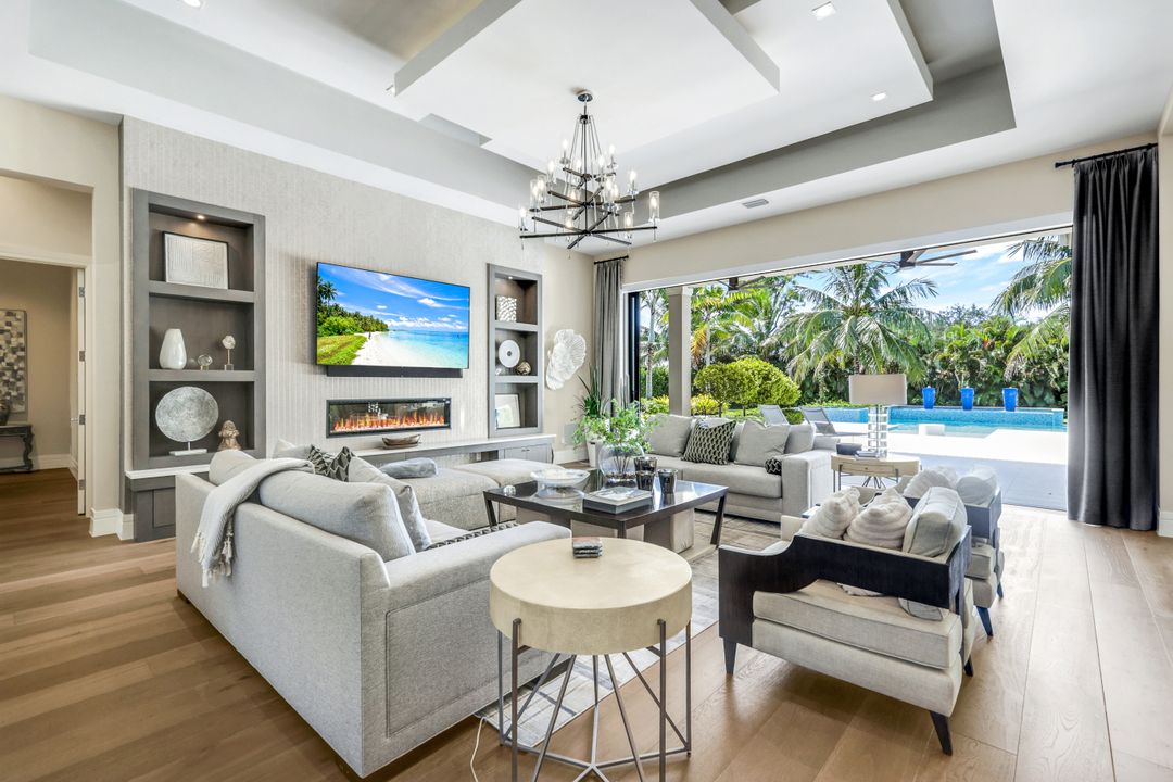 112 Hickory Rd, Naples, FL 34108
