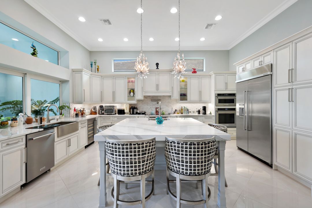 6485 Arriba Ave, Naples, FL 34113