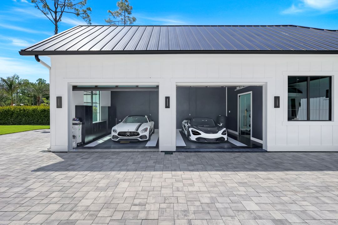 6677 Hunters Rd, Naples, FL 34109