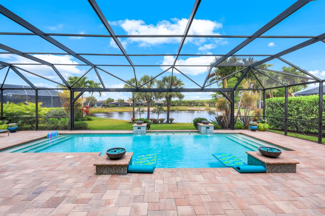 9052 Graphite Cir, Naples, FL 34120