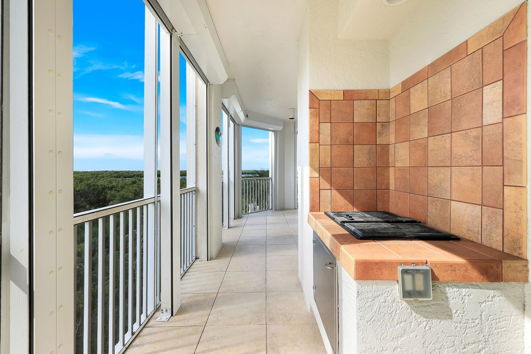 285 Grande Way #401, Naples, FL 34110