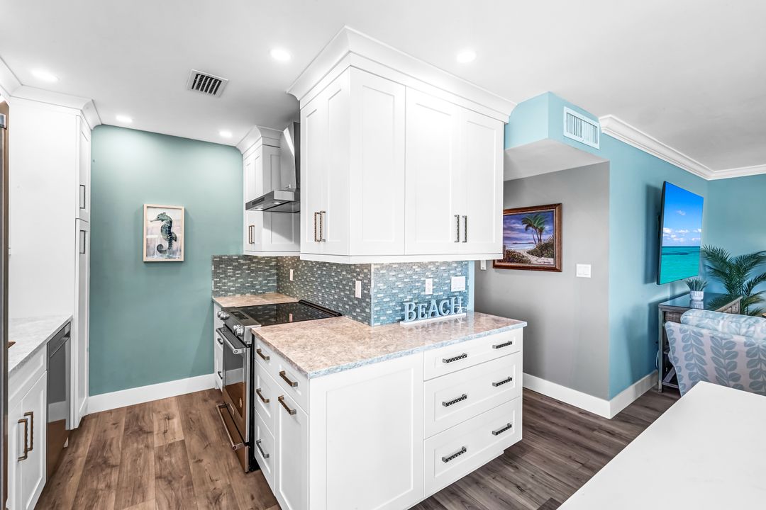 333 Harbour Dr #201, Naples, FL 34103
