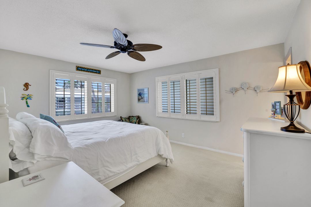 386 Harbour Dr, Naples, FL 34103
