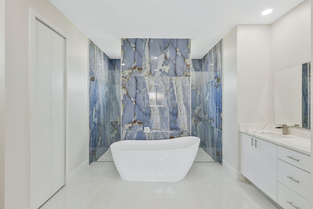 909 SW 11th Ct, Cape Coral, FL 33991