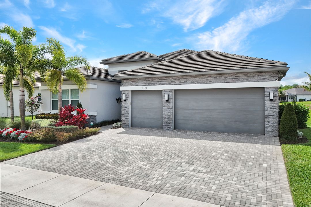 11628 Periwinkle Dr, Naples, FL 34120