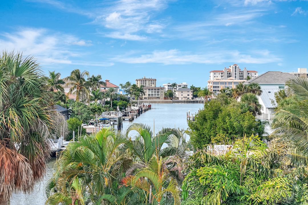 9500 Vanderbilt Dr, Naples, FL 34108