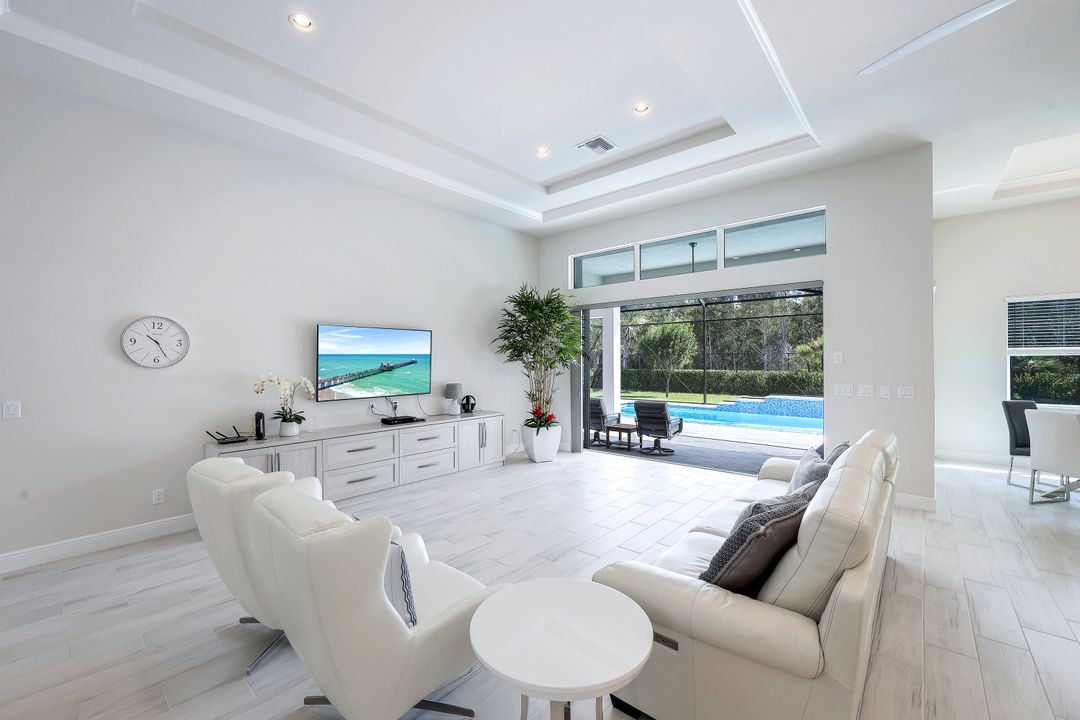 8959 Redonda Dr, Naples, FL 34114